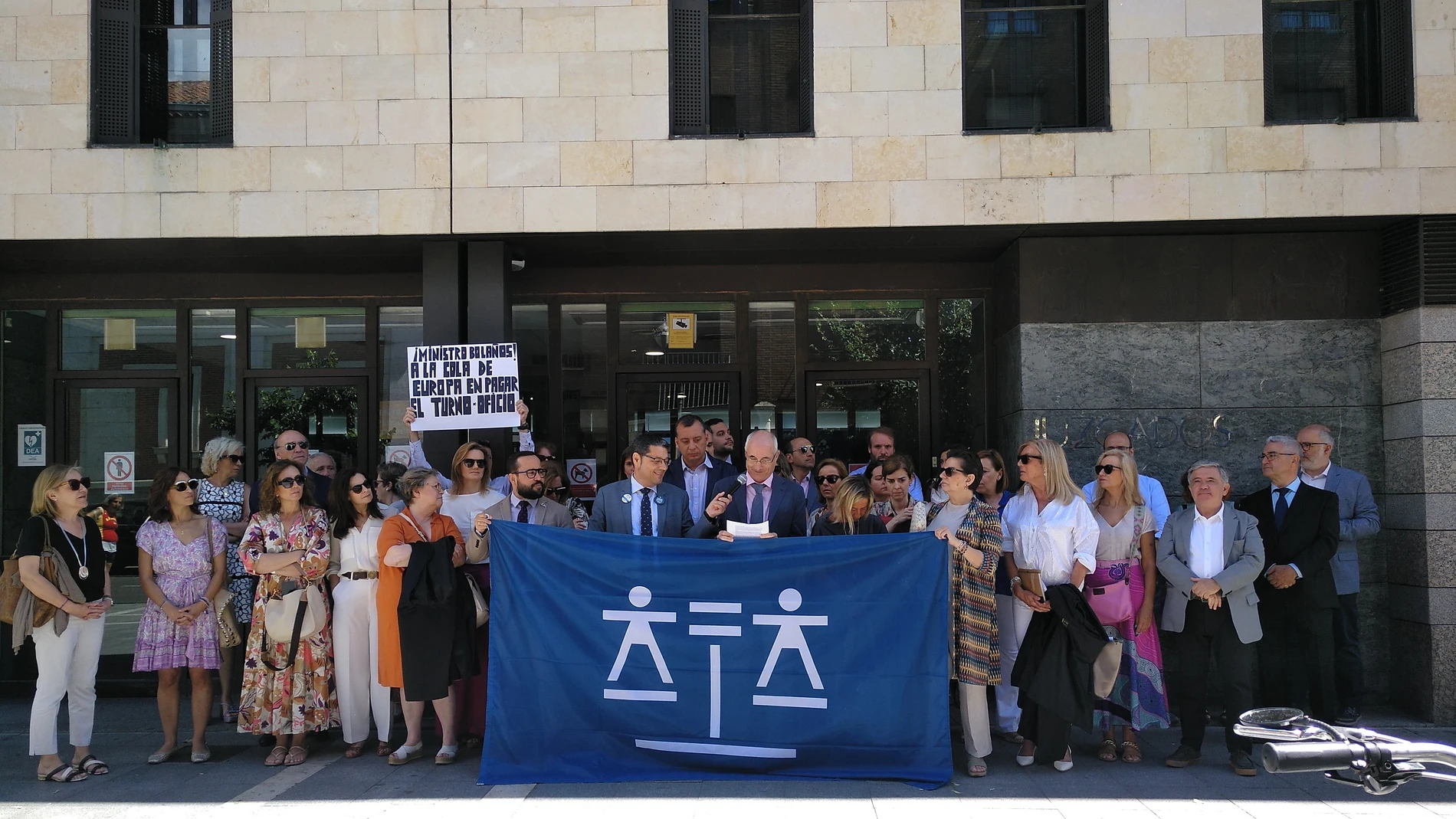 Concentración a la puerta de los Juzgados de la calle Angustias de Valladolid con motivo del Día de la Justicia Gratuita