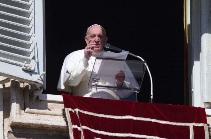 El Papa en el balcón del Palacio Apostólico en el Vaticano