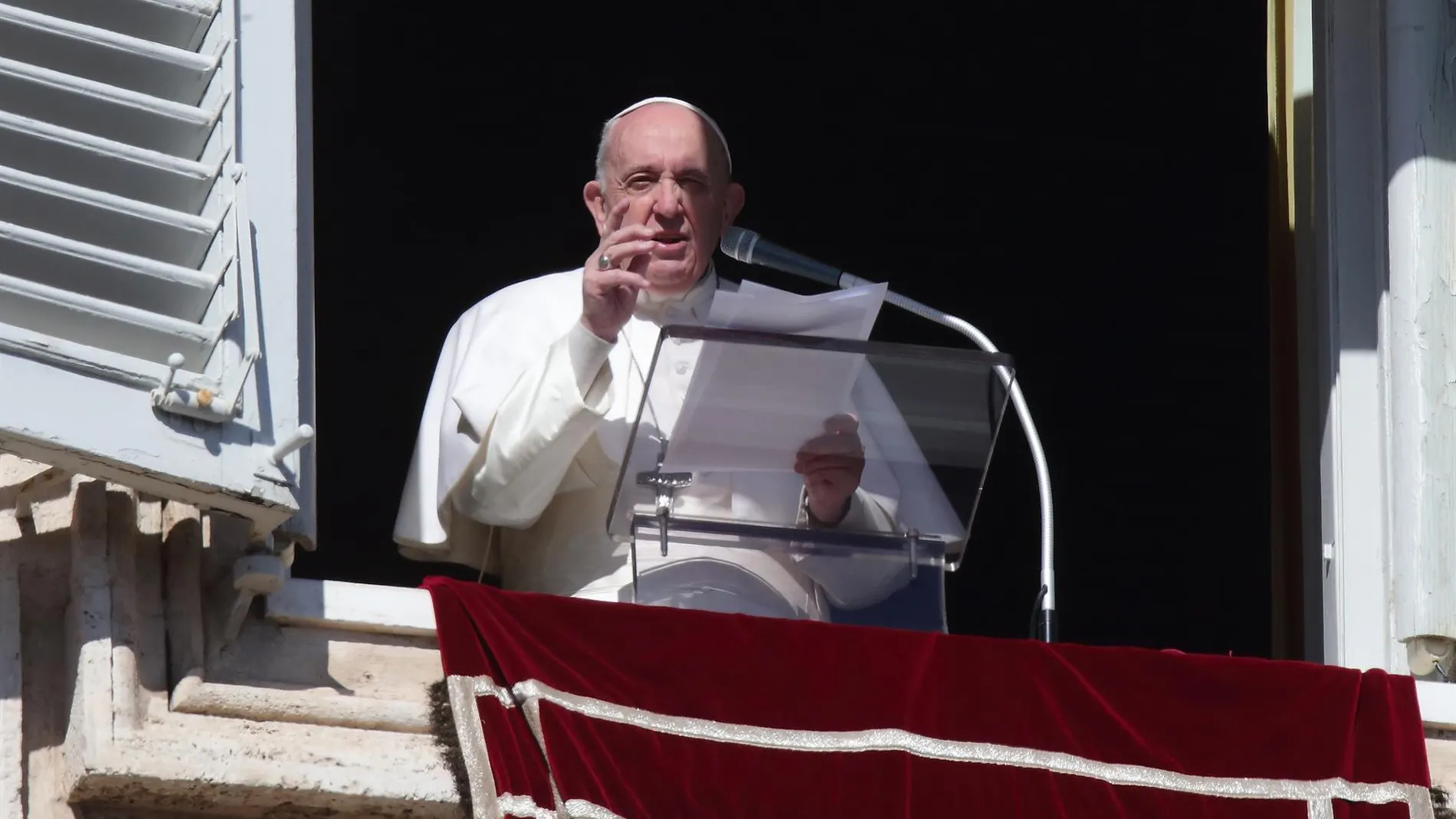El Papa en el balcón del Palacio Apostólico en el Vaticano