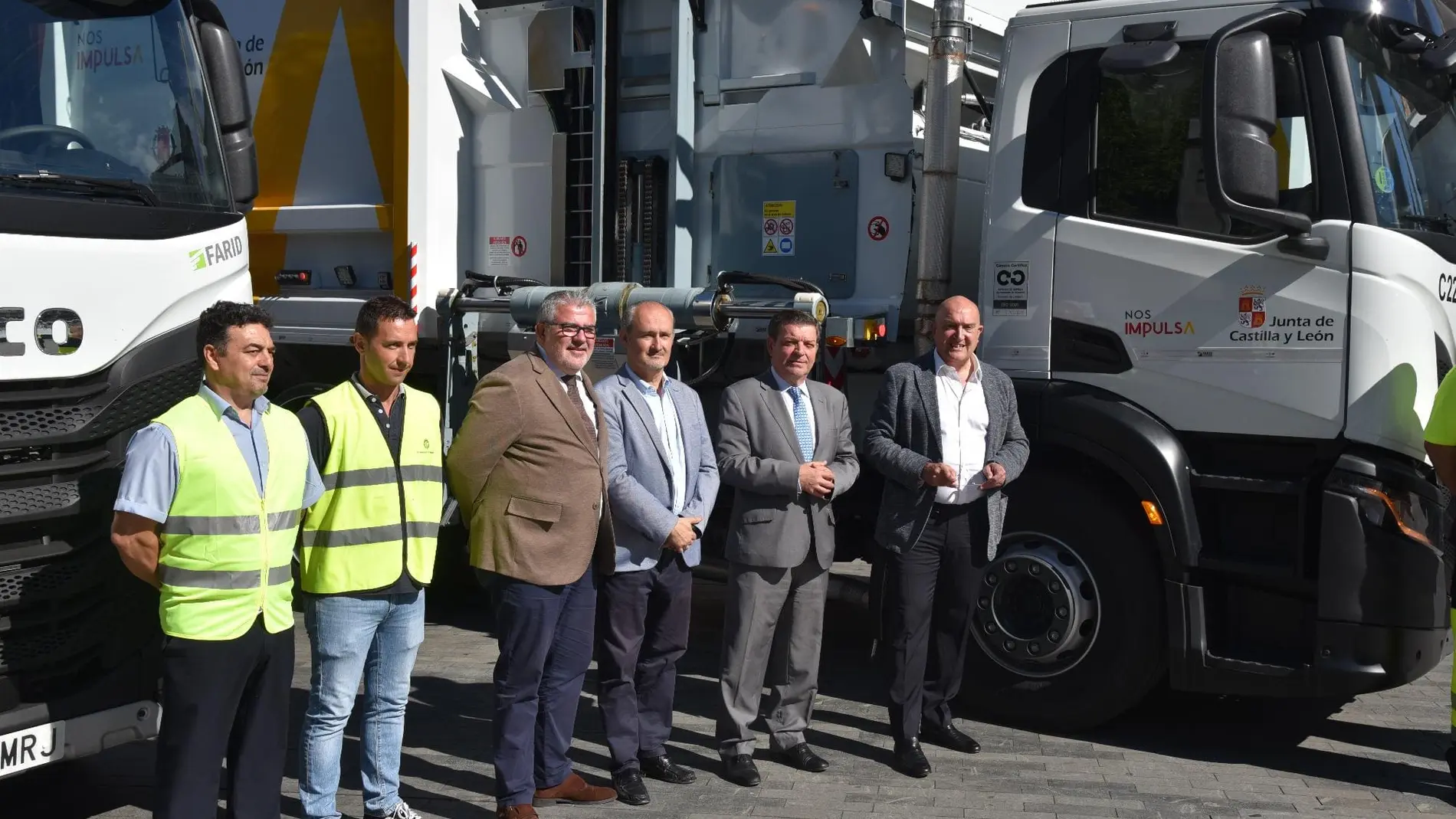 El consejero Luis Miguel González Gago y el alcalde Jesús Julio Carnero presentan los nuevos camiones, junto a Emilio Arroita y Alberto Cuadrado