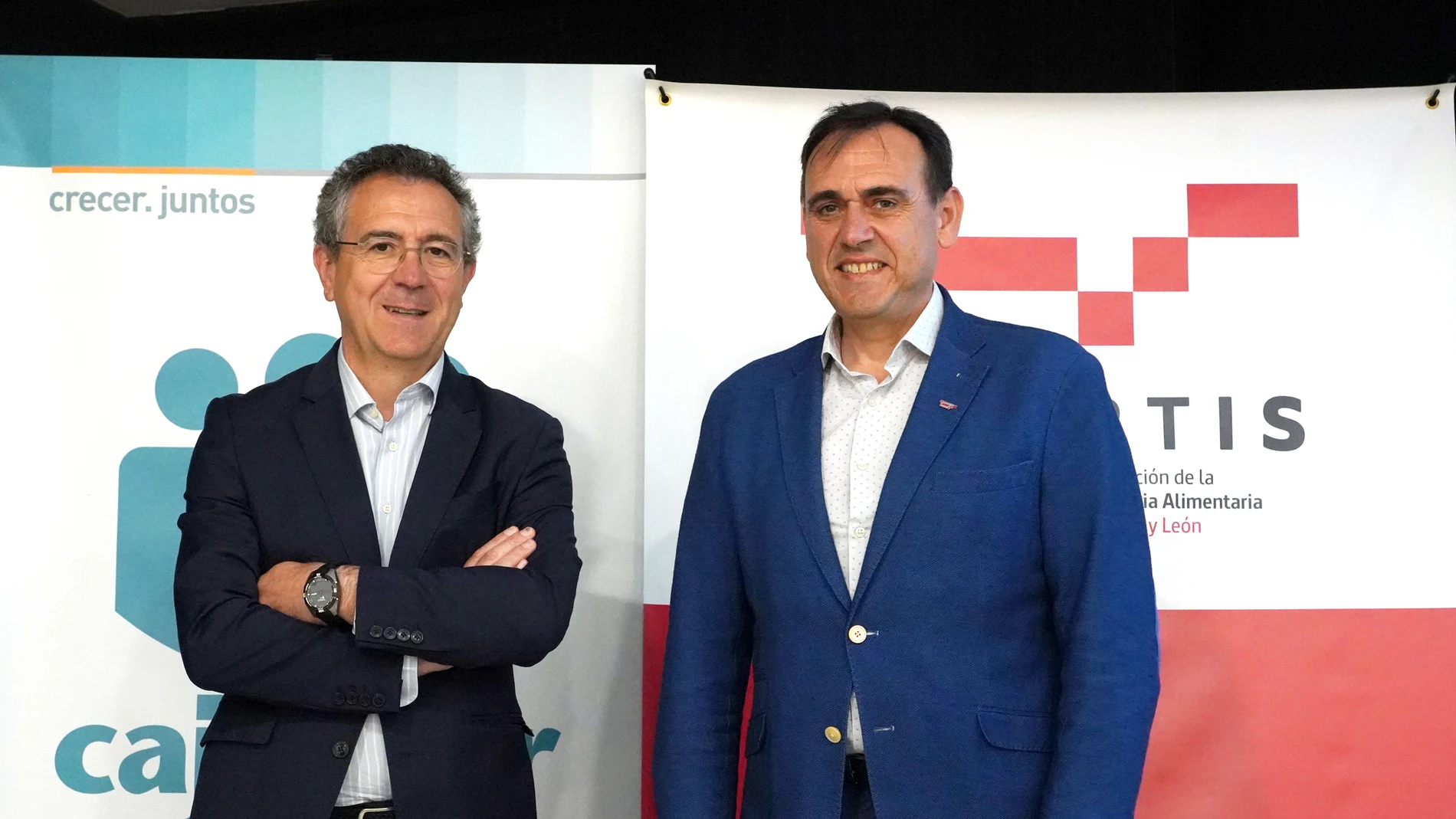El presidente de Cajamar, Eduardo Baamonde, y el presidente de Vitartis, Santiago Miguel, presentan el acuerdo de colaboración alcanzado entre ambas entidades para elaborar un estudio sobre la estrategia de fortalecimiento y crecimiento de la industria alimentaria de Castilla y León
