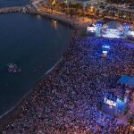 Unas 30.000 personas asisten al concierto dirigido por Dudamel en la playa de Barcelona