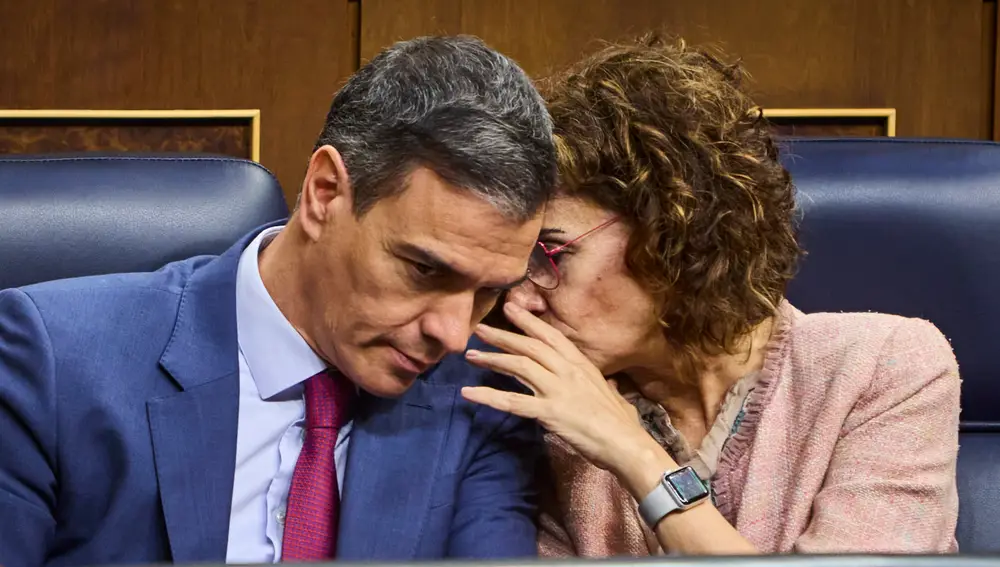 Pedro Sánchez y María Jesús Montero durante un pleno del Congreso de los Diputados.