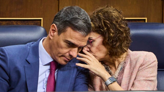 Pedro Sánchez y María Jesús Montero durante un pleno del Congreso de los Diputados. 