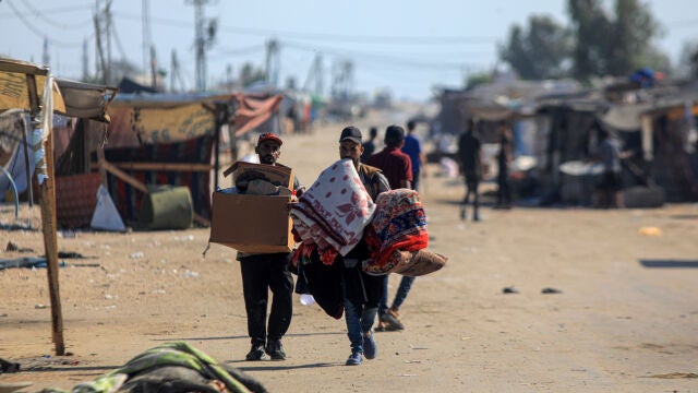 Desplazados palestinos huyen de los ataques israelíes en Al Mawasi