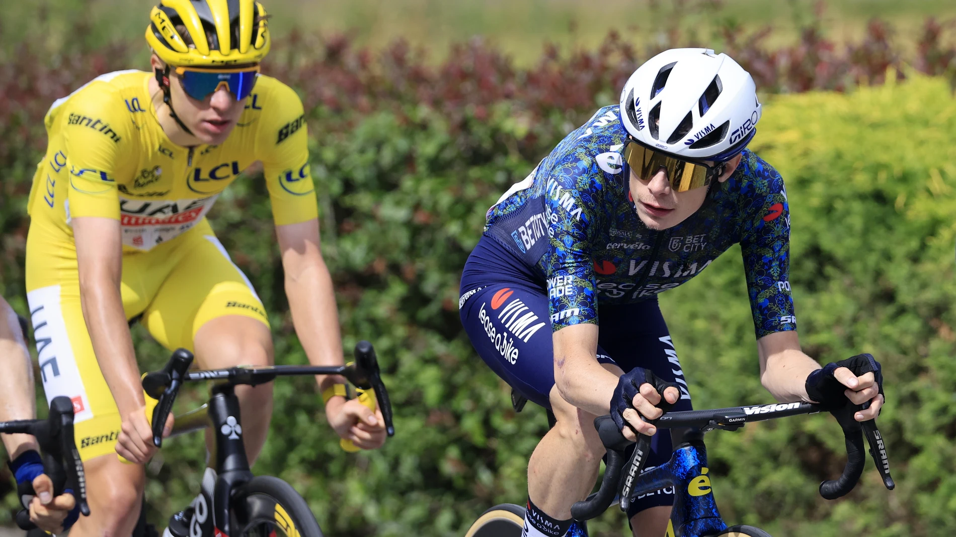 Saint-lary-soulan Pla D'adet (France), 13/07/2024.- Yellow jersey Slovenian rider Tadej Pogacar (L) of UAE Team Emirates and Danish rider Jonas Vingegaard of Team Visma Lease a Bike in action during the 14th stage of the 2024 Tour de France cycling race over 151km from Pau to Saint-Lary-Soulan Pla d'Adet, France, 13 July 2024. (Ciclismo, Francia, Eslovenia) EFE/EPA/GUILLAUME HORCAJUELO