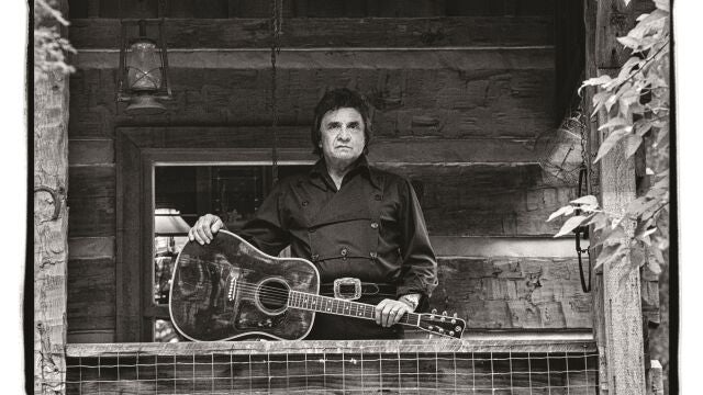 Johnny Cash en su refugio, cabaña y estudio, que construyó en 1979