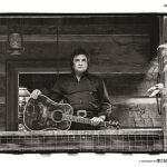 Johnny Cash en su refugio, cabaña y estudio, que construyó en 1979