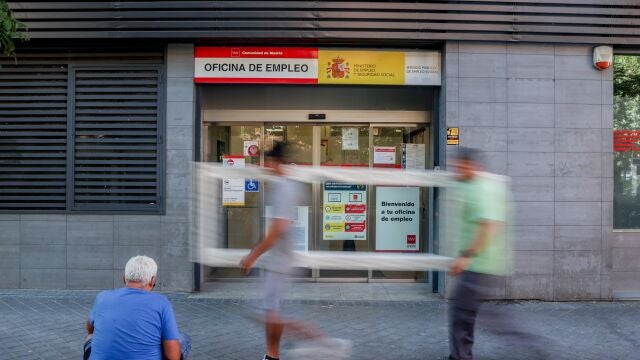 Varias personas pasan por delante de la oficina del SEPE del Paseo de las Acacias, en Madrid (España). 