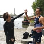 La ministra de Deportes francesa, Amélie Oudéa-Castéra, se baña en el Sena en compañía del abanderado del equipo paralímpico francés, Alexis Hanquinquant