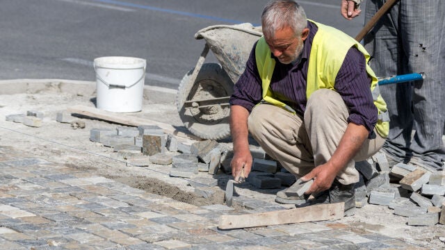 Mientras España y el resto de Europa buscan reducir la jornada laboral, el Parlamento de Grecia aprobó que los ciudadanos griegos puedan trabajar seis días a la semana y hasta 48 horas en su respectivo empleo