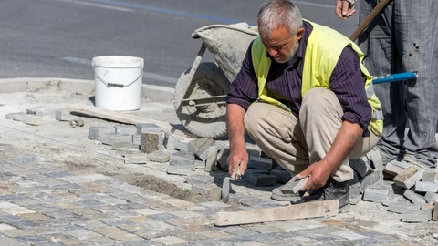 Mientras España y el resto de Europa buscan reducir la jornada laboral, el Parlamento de Grecia aprobó que los ciudadanos griegos puedan trabajar seis días a la semana y hasta 48 horas en su respectivo empleo
