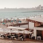 Un chiringuito en la playa de la Victoria de Cádiz