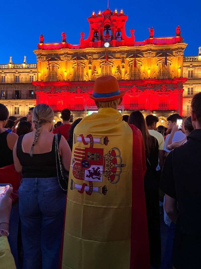 La afición de Salamanca celebra el triunfo de España en la Plaza Mayor