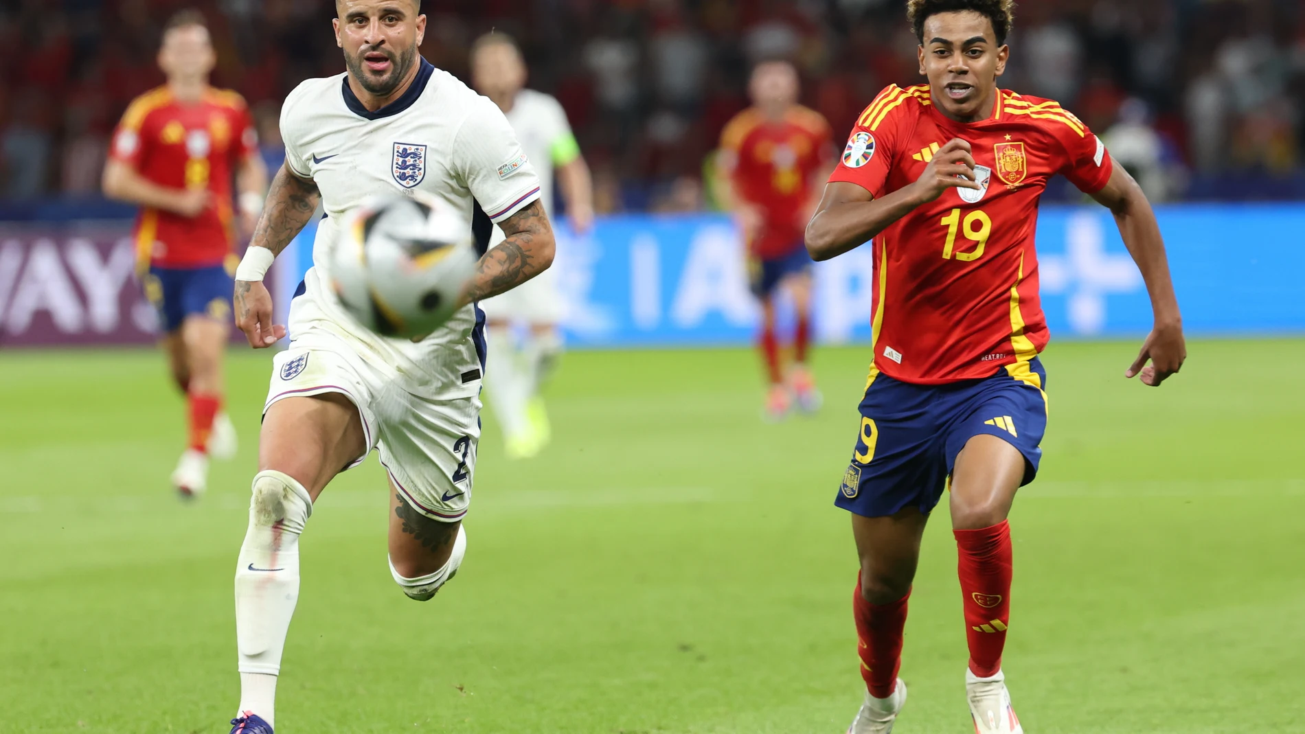 Berlin (Germany), 14/07/2024.- Kyle Walker of England (L) and Lamine Yamal of Spain (R) in action during the UEFA EURO 2024 final soccer match between Spain and England, in Berlin, Germany, 14 July 2024. (Alemania, España) EFE/EPA/FRIEDEMANN VOGEL