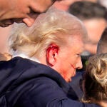 Trump ha recibido la herida en una de sus orejas