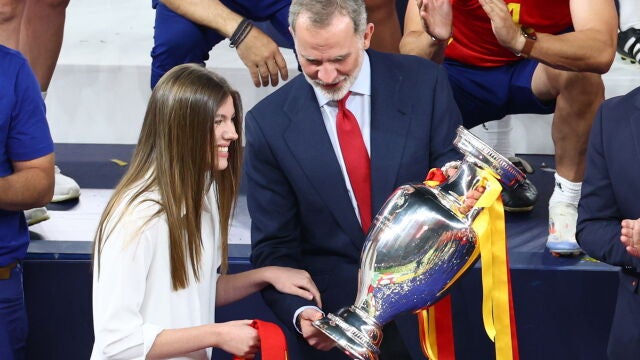 La Infanta Sofía y el Rey Felipe tras ganar la Eurocopa. 