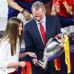 La Infanta Sofía y el Rey Felipe tras ganar la Eurocopa. 