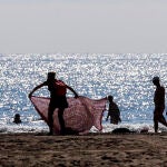 La playa de la Malvarrosa de Valencia lucía ayer con bandera roja
