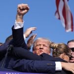 Trump levanta el puño con la cara ensangrentada 