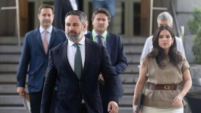 El líder de VOX, Santiago Abascal y la portavoz de VOX en el Congreso, Pepa Millán, llegan al pleno extraordinario en el Congreso de los Diputados