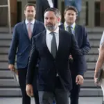 El líder de VOX, Santiago Abascal y la portavoz de VOX en el Congreso, Pepa Millán, llegan al pleno extraordinario en el Congreso de los Diputados