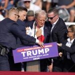 Trump. momentos después de recibir el disparo