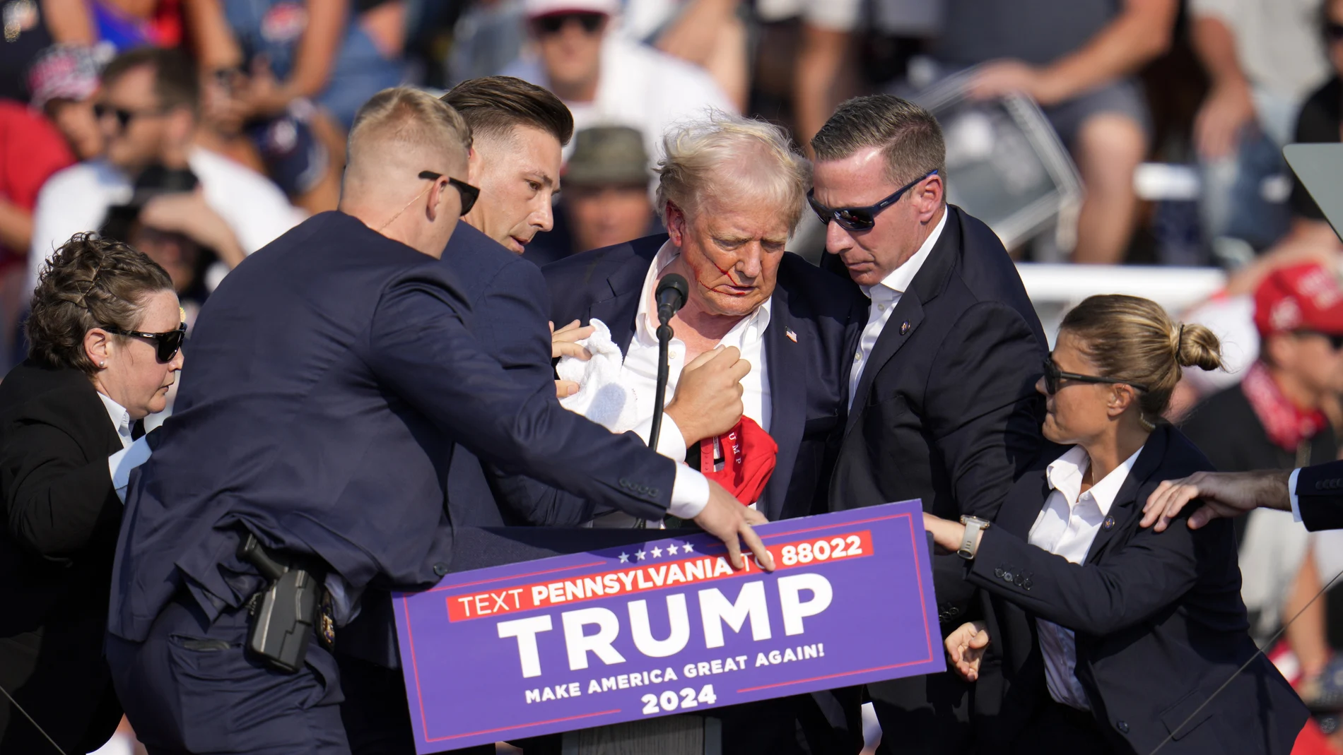 Trump. momentos después de recibir el disparo