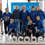 Don Juan Carlos recibe junto a su tripulación el premio de la prueba de 6 metros del Trofeo Xacobeo 