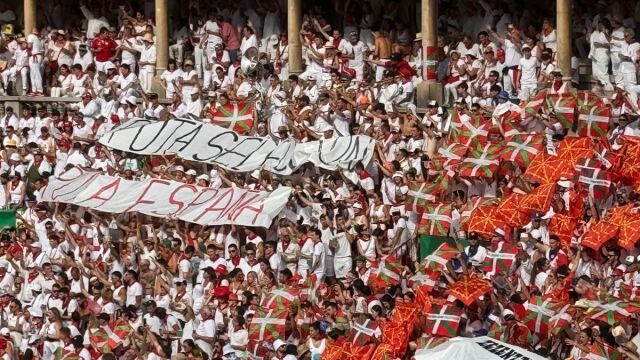 Polémica provocación de las peñas en San Fermín con una pancarta gigante de "Puta selección"