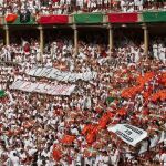 Polémica provocación de las peñas en San Fermín con una pancarta gigante de "Puta selección"