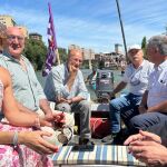 El alcalde de Valladolid, Jesús Julio Carnero, varios miembros de su equipo y el exregidor Javier León de la Riva, en la procesión fluvial de la Virgen del Carmen