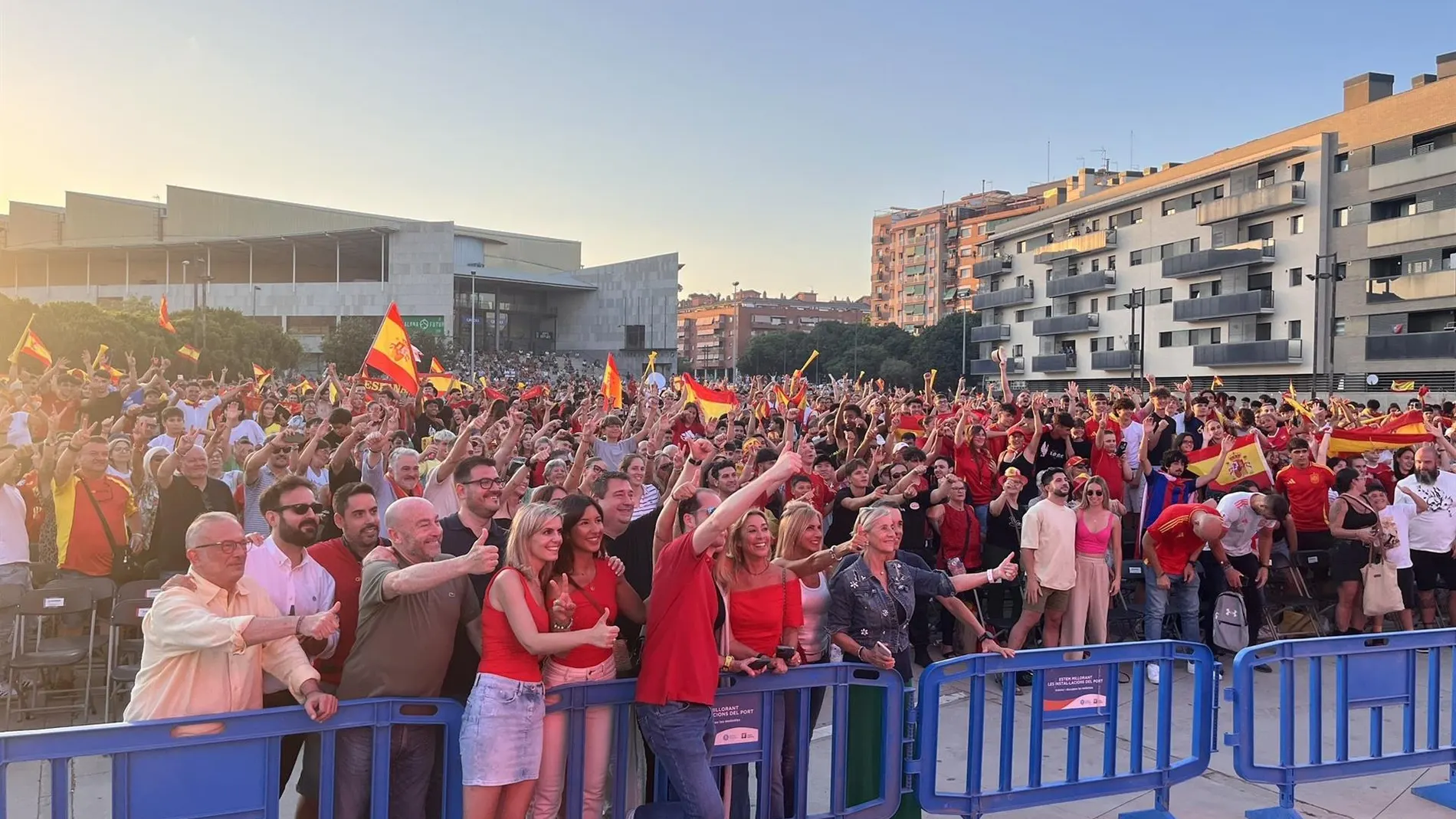 Fútbol/Euro.- Badalona y Barcelona reúnen a miles de personas para ver la Eurocopa en 2 pantallas gigantes