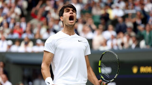 Alcaraz celebra uno de los puntos de la final ante Djokovic