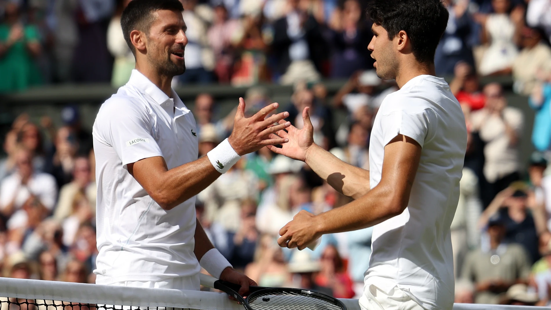 Wimbledon (United Kingdom), 14/07/2024.- Carlos Alcaraz of Spain (R) shakes hands with Novak Djokovic of Serbia after winning the Men's final at the Wimbledon Championships, Wimbledon, Britain, 14 July 2024. (Tenis, España, Reino Unido) EFE/EPA/NEIL HALL EDITORIAL USE ONLY