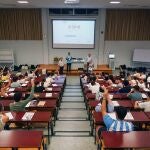 Estudiantes en un aula universitaria