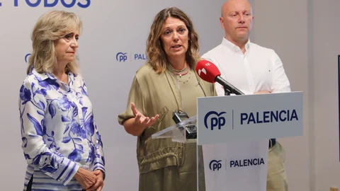 La diputada nacional del Partido Popular por Palencia, Milagros Marcos(C); junto al secretario general del partido, Luis Calderón; y a la coordinadora general del partido, María José de la Fuente (I), hace balance de la actividad en el Congreso de los Diputados