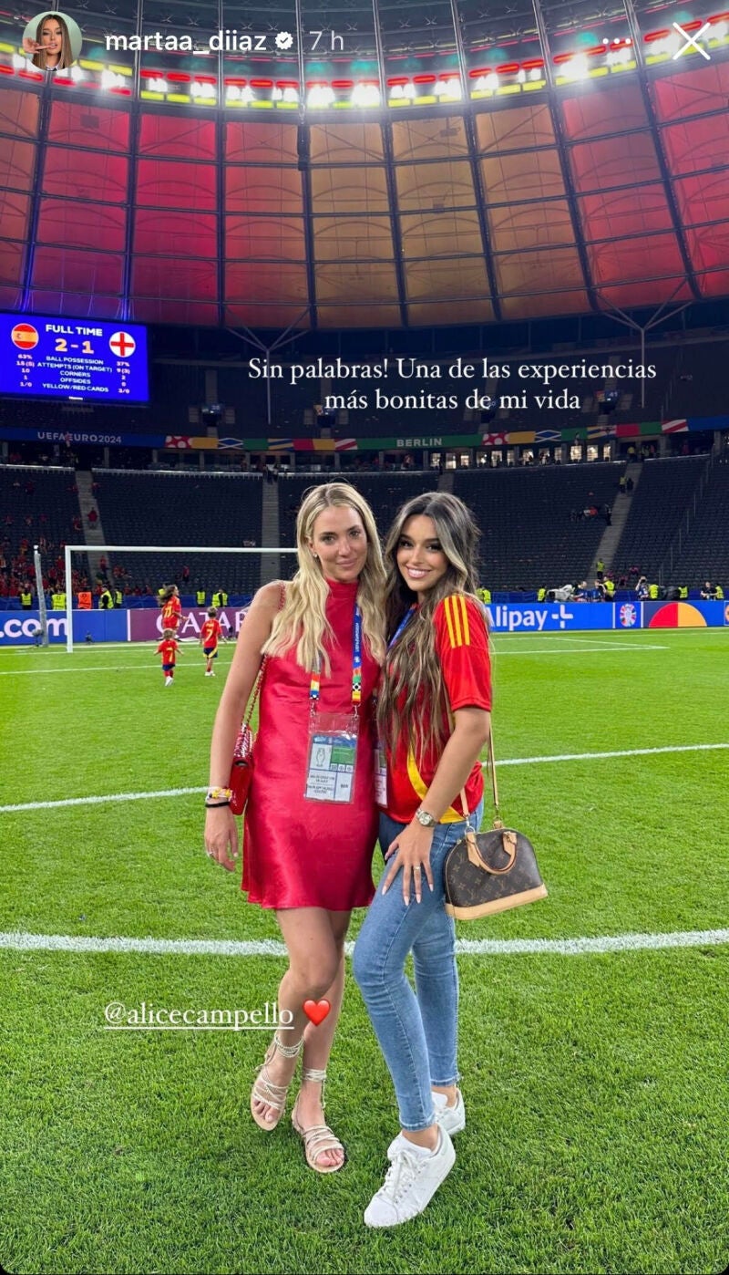 Alice Campello y Marta Díaz celebrando el triunfo de España. 