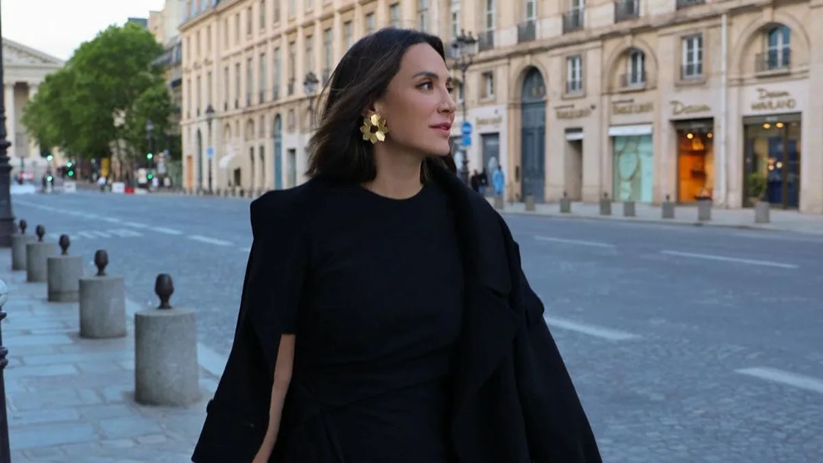 Tamara Falcó derrocha elegancia en París con el vestido de 'efecto tipazo' que nunca falla para una cena romántica