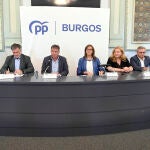 Carmen Fúnez participa en la Junta Directiva del PP de Burgos, junto a Borja Suárez. Francisco Vázquez, Cristina Ayala, Alejandro Vázquez y Ángel Ibáñez