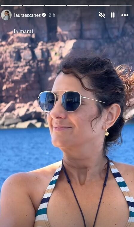 Anna Espinosa, madre de Laura Escanes, de vacaciones con su hija en Menorca