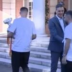 El frío saludo entre Sánchez y Carvajal