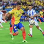 James Rodríguez controla el balón