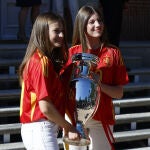 Leonor y Sofía se ponen la camiseta de España.