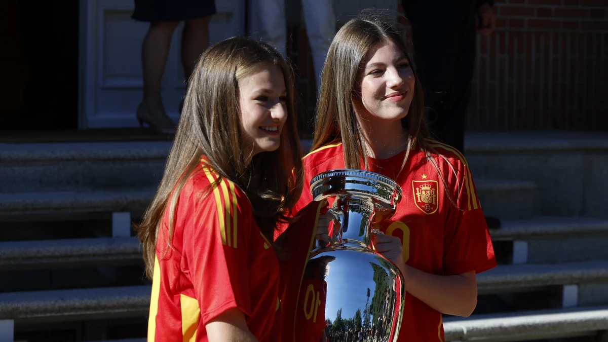 Leonor y Sofía se ponen la camiseta de España con pantalones blancos y zapatillas para celebrar la Eurocopa