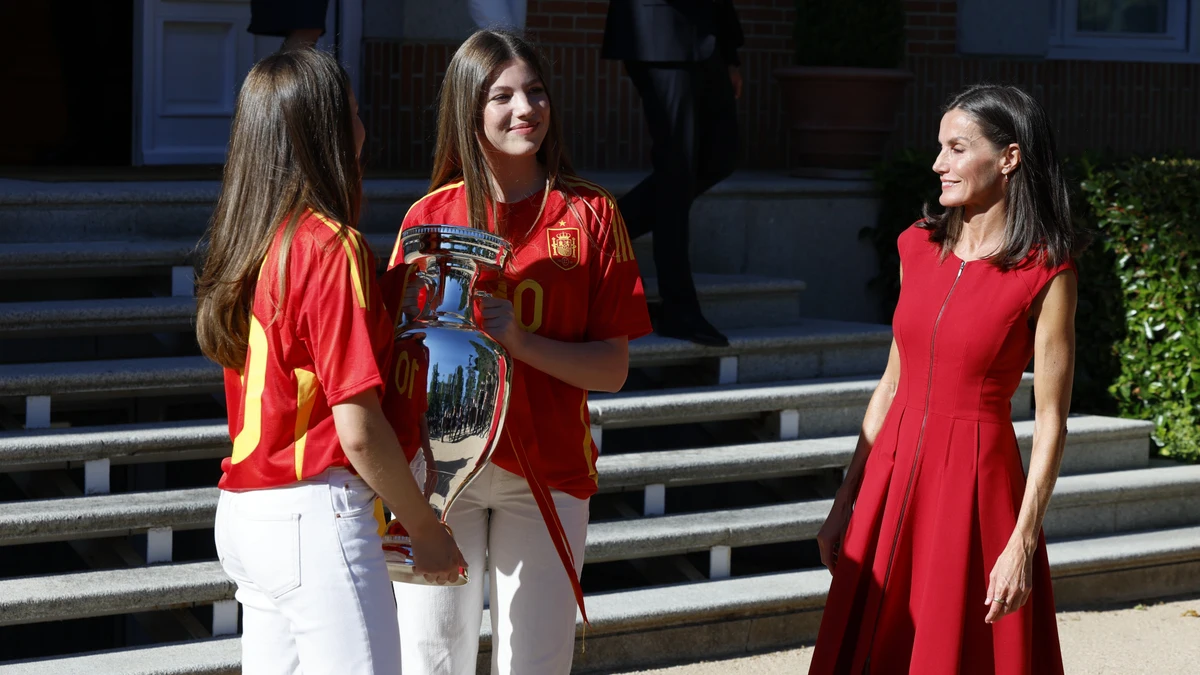 La Reina Letizia con vestido rojo muy lady y sus nuevos 'Letizios' para recibir a los campeones de la Eurocopa