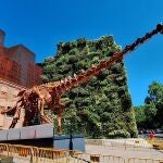 Una réplica del esqueleto del mayor dinosaurio conocido da la bienvenida desde este lunes a CaixaForum Madrid