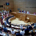 Vista del hemiciclo del Parlamento valenciano que ha guardado hoy un minuto de silencio por el último crimen machistaa
