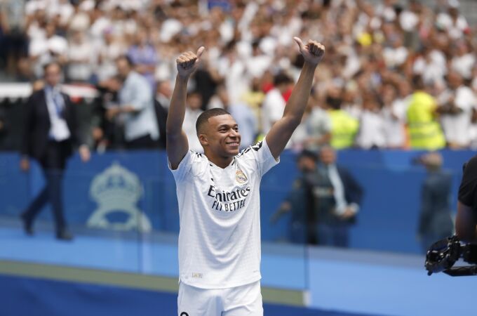 Mbappé saluda al público del Santiago Bernabéu