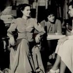 McCall, tercera de izda. a dcha., durante el rodaje de «La mujer sin alma» (1936) junto a Viola Lawrence, Rosalind Russell y la directora Dorothy Arzner